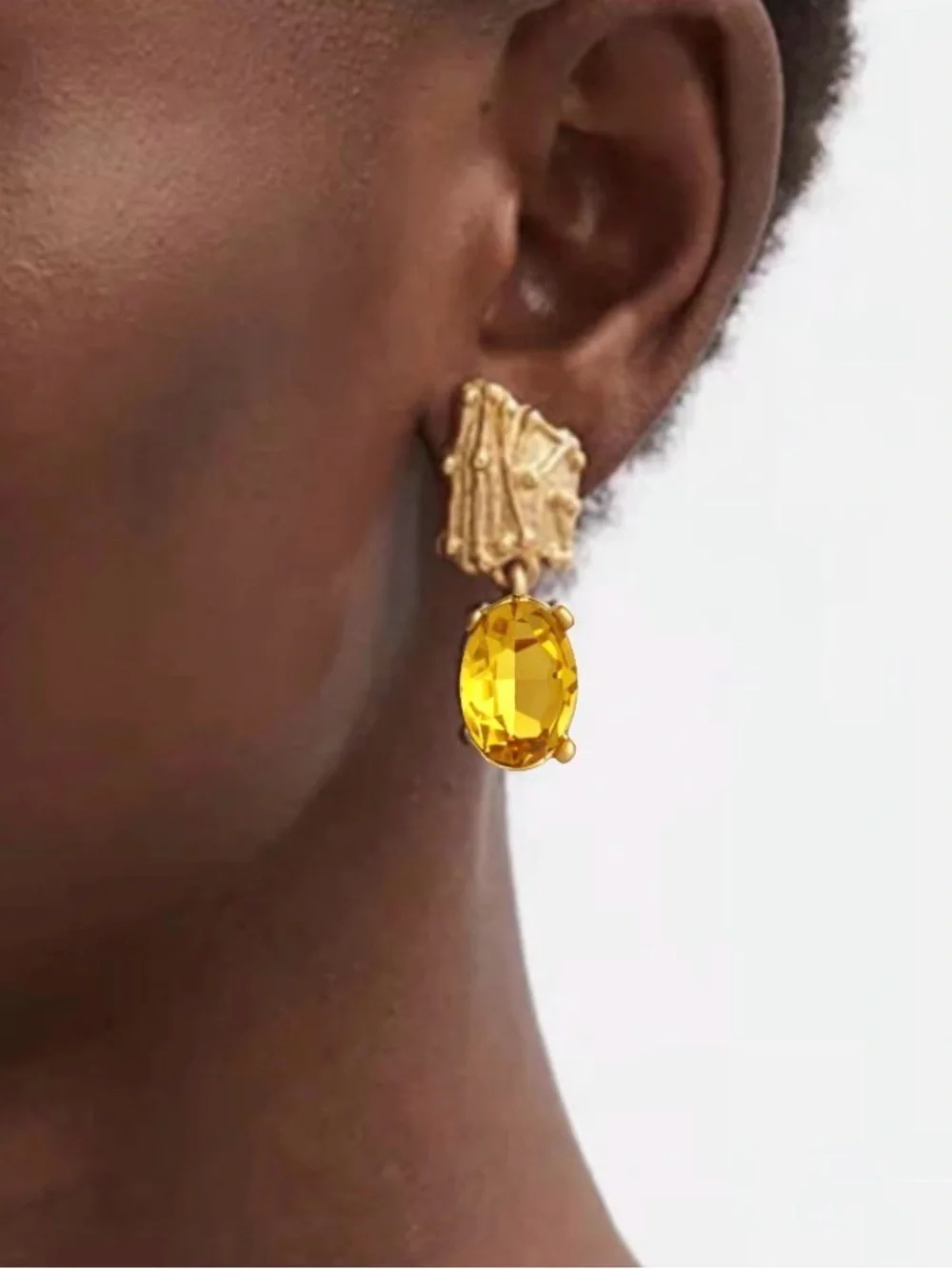 OSCAR DE LA RENTA • Enoki Shield Crystal Drop Earrings in Sunflower Yellow.